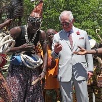 Carlos de Inglaterra bailando durante su visita oficial a Ghana