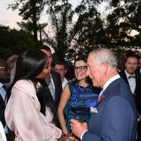 Naomi Campbell charlando animadamente con el Príncipe Carlos de Inglaterra