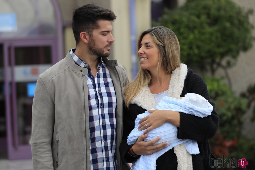 Cristian Toro y Susana Salmerón con su hijo Alejandro