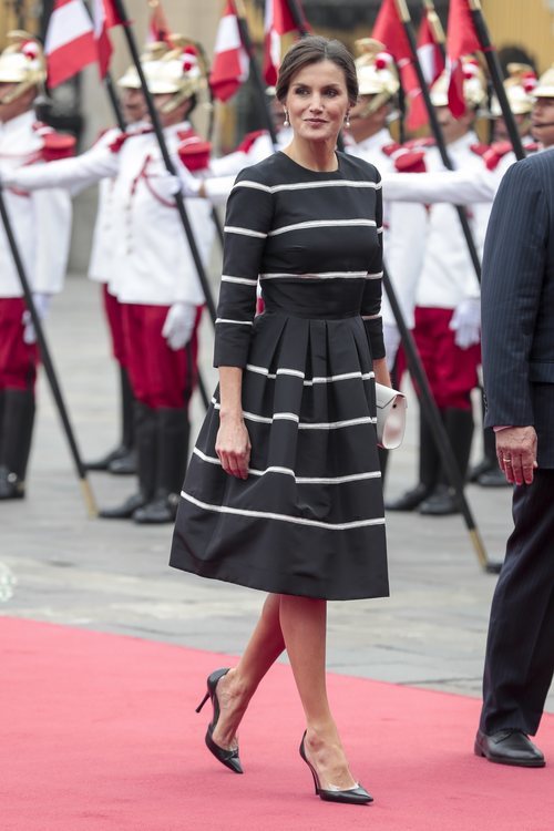La Reina Letizia luce un vestido a rayas en la visita oficial a Perú