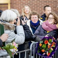 Máxima de Holanda posa para una foto con una ciudadana en Utrecht