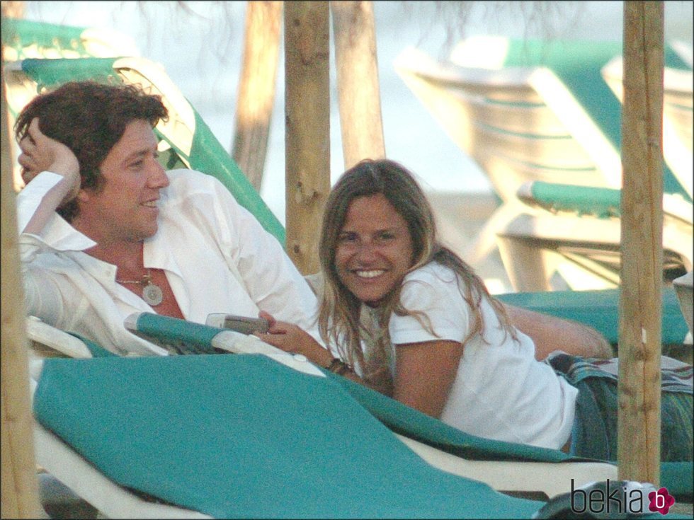 Eugenia Martínez de Irujo y Nicolás Vallejo-Nágera en una playa de Marbella