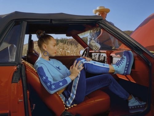 Miley Cyrus posando con el chándal y las zapatillas de la su tercera colección con Converse