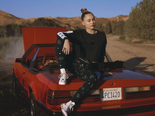 Miley Cyrus con un chándal de la tercera colección que ha hecho para Converse