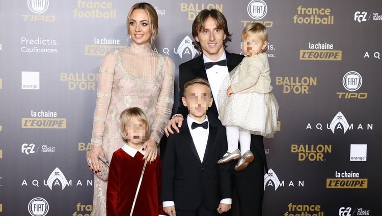 Luka Modric con toda su familiai recogiendo su Balón de Oro