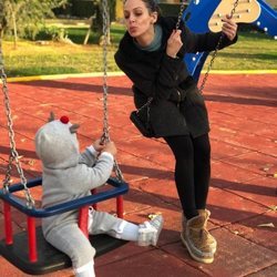 Eva Gnzález en el parque con su hijo Cayetano