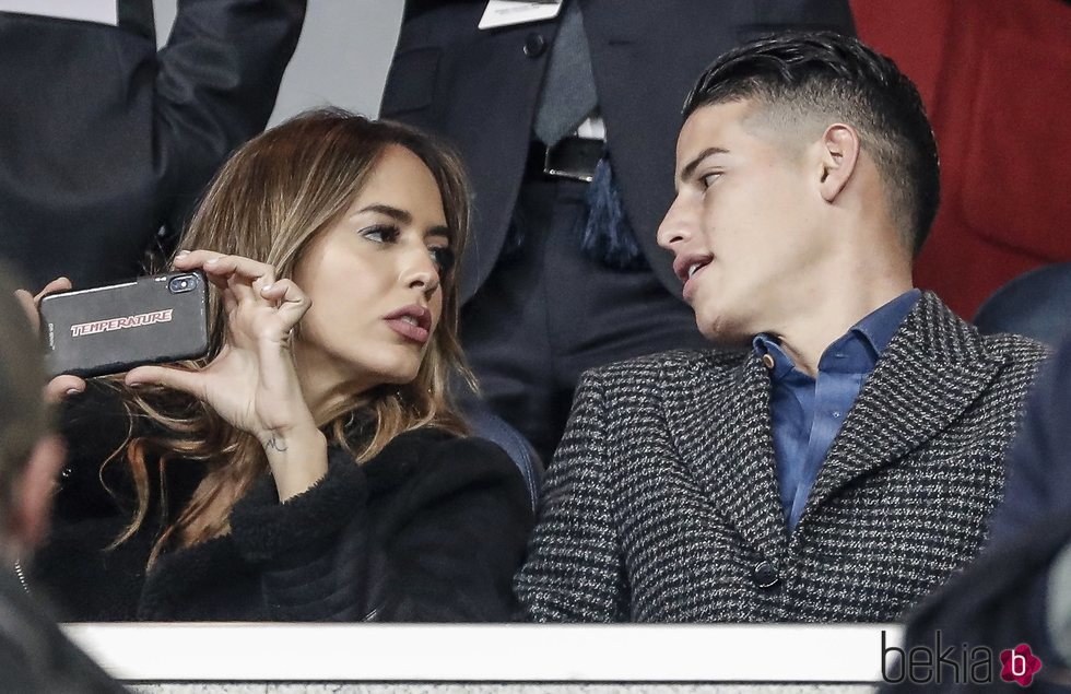 James Rodríguez y Shanon de Lima durante una conversación