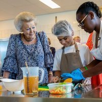Beatriz de Holanda asiste a un curso de cocina durante su visita a las Antillas Neerlandesas
