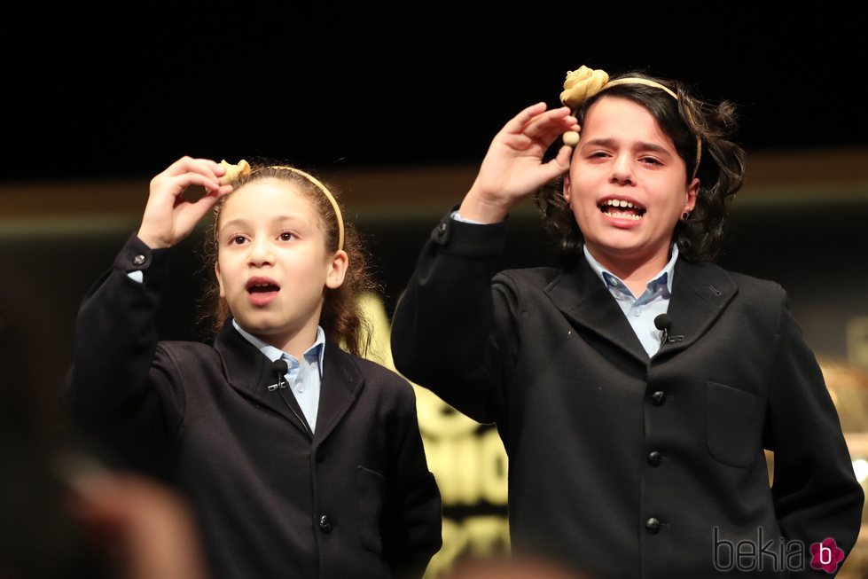 Aya Ben Hamdouch y Carla García cantando el Gordo de Navidad 2018