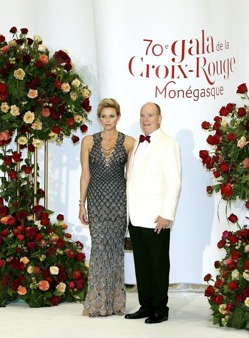 Los Príncipes Alberto y Charlene de Mónaco en el Baile de la Cruz Roja 2018