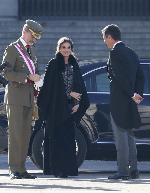 La Reina Letizia cubierta con una capa oscura durante la Pascua Militar 2019