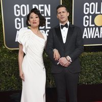 Sandra Oh y Andy Samberg en la alfombra roja de los Globos de Oro 2019