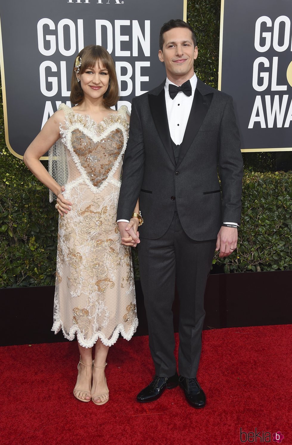 Andy Samberg y su esposa Joanna Newsom en la alfombra roja de los Globos de Oro 2019