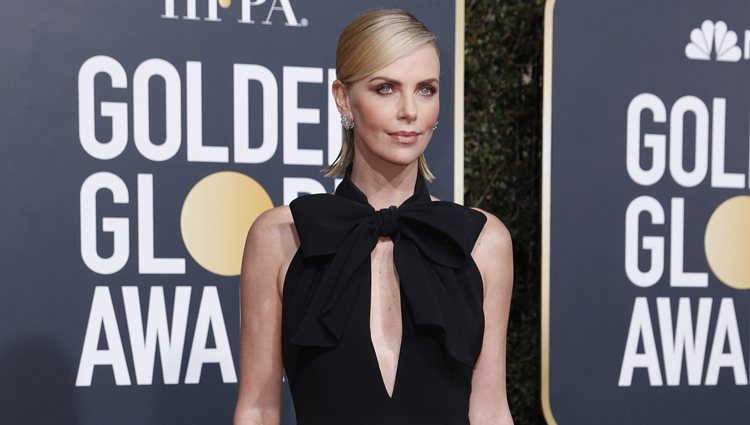 Charlize Theron en la alfombra roja de los Globos de Oro 2019