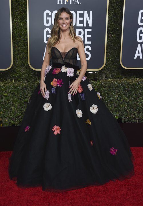 Heidi Klum con un vestido negro con flores de Monique Lhuillier en los Globos de Oro 2019