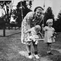 La Reina Juliana de Holanda jugando con las princesas Beatriz e Irene