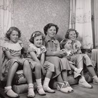 La Reina Juliana de Holanda con las princesas Irene, Margarita, Cristina y Beatriz