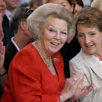 La Reina Beatriz de Holanda y la Princesa Margarita en un acto público