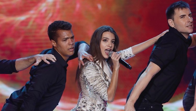 Ana Guerra cantando en los Premios Forqué 2019