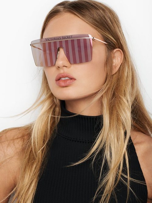 Modelo luciendo unas gafas de Victoria's Secret y Marcolin efecto espejo 2019
