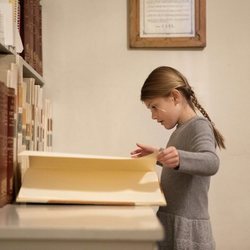Estela de Suecia leyendo un libro en la Biblioteca Bernadotte