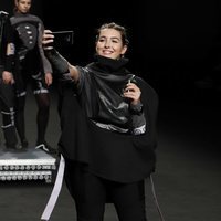 Alba Díaz haciéndose un selfie mientras desfila para Laura Herrero en Madrid Fashion Week