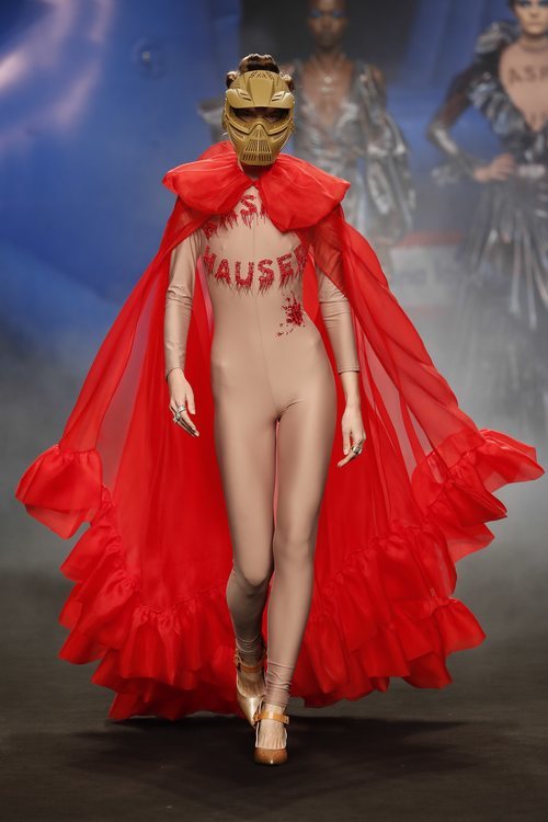 Body de polipiel con mensaje y capa roja con volantes de la colección otoño/invierno 2019 de Ana Locking