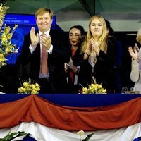 Guillermo Alejandro y Amalia de Holanda con Irene de Holanda y Margarita de Borbón-Parma en el Concurso de Saltos de Amsterdam