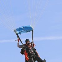 Asraf Beno haciendo parapente