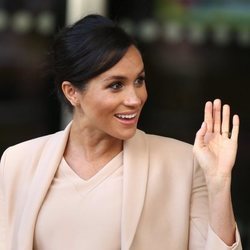 Meghan Markle visita por primera vez el Teatro Nacional británico como patrona real
