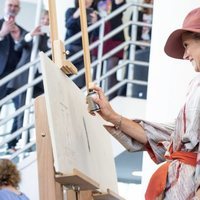 Máxima de Holanda pintando un grafitti en la inauguración de una exposición de Basquiat