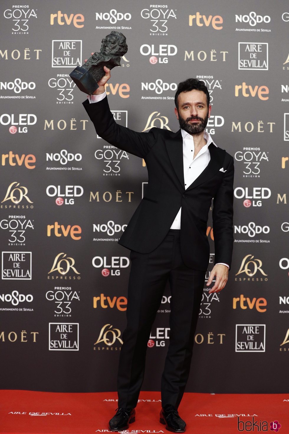 Rodrigo Sorogoyen con su estatuilla en los Premios Goya 2019