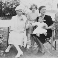 La Reina María posa con la Duquesa de Kent y sus hijos