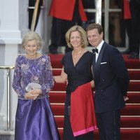 Alexandra de Kent con su hijo y su nuera en la cena de gala previa a la boda del Príncipe Guillermo y Kate Middleton
