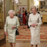 Isabel II y Alexandra de Kent en un acto conmemorativo en el Palacio de Buckingham