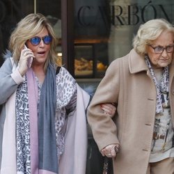 Lydia Lozano pasea con su madre por las calles de Madrid