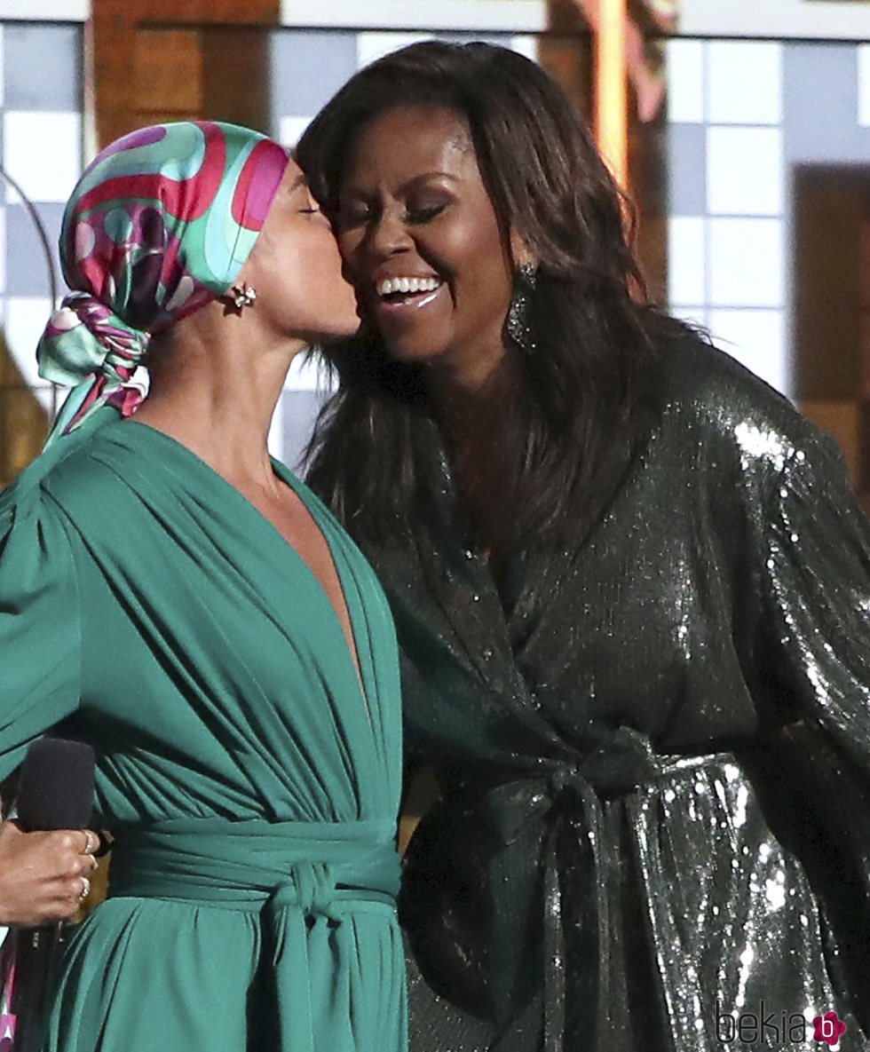 Alicia Keys besa Michelle Obama en los Grammy 2019