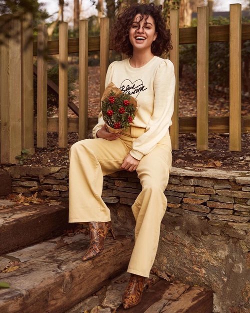Modelo con un conjunto primaveral de la colección de primavera de H&M 2019