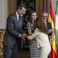 Lolita saluda al Rey Felipe en la entrega de las Medallas de Oro al Mérito en las Bellas Artes 2017