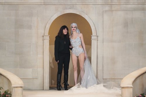 Virginie Viard junto a una modelo en el desfile de Alta Costura de Chanel primavera/verano 2019