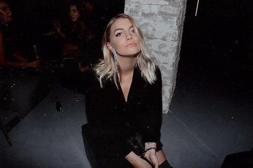 La influencer Gigi Vives con un vestido negro y botas altas