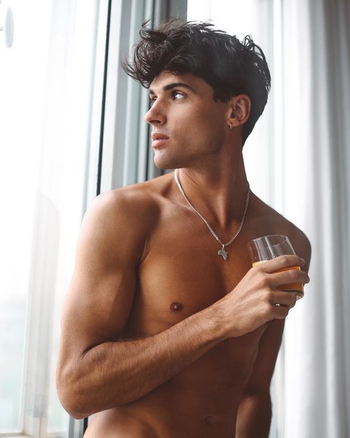 Daniel Illescas con el torso desnudo