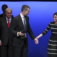 Los Reyes Felipe y Letizia se cogen de la mano en la entrega del World Peace & Liberty Award