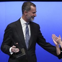 La Reina Letizia aplaude orgullosa al Rey Felipe tras recibir el World Peace & Liberty Award