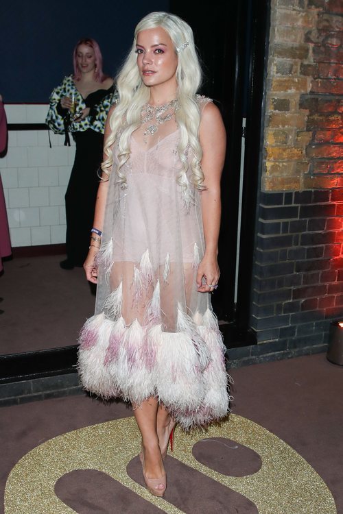 Lily Allen en el afterparty de Warner Music Brits 2019 con un camisón