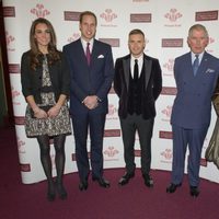 Los Duques de Cambridge, Gary Barlow, Carlos de Inglaterra y Camilla de Cornualles