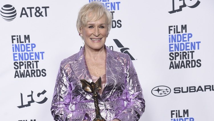 Glenn Close con su galardón en los Spirit Awards 2019