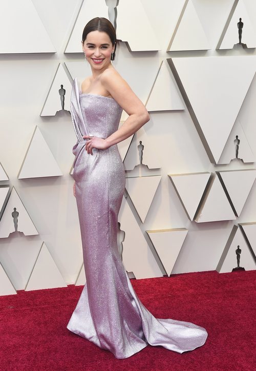 Emilia Clarke con un vestido malva de pedrería de Balmain en la alfombra roja de los Premios Oscar 2019