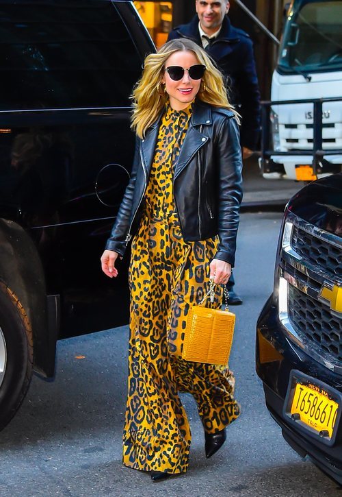 Kristen Bell con un mono largo mostaza de animal print