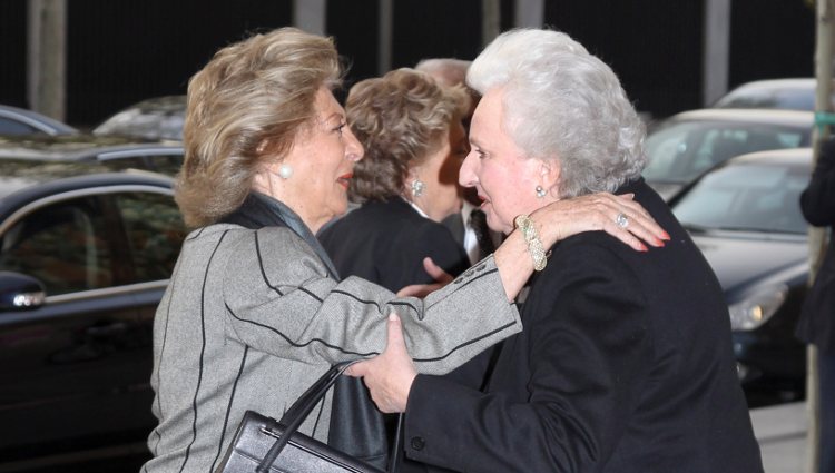 Pitita Ridruejo saludando a la Infanta Pilar de Borbón